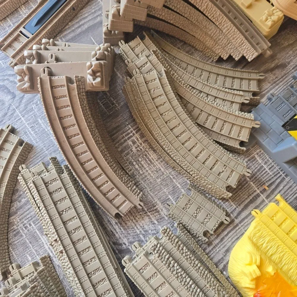 Trackmaster Thomas & Friends‎ ~ THOMAS AT TIDMOUTH SHEDS Incomplete 85pcs 2006